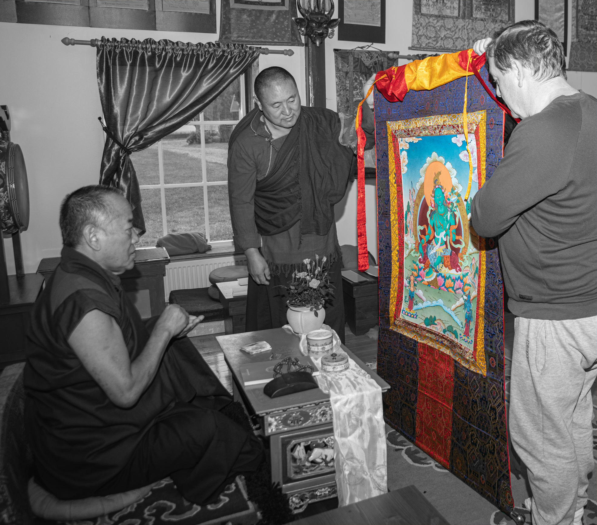 Khenpo Chödrag välsignar Tara-thangka